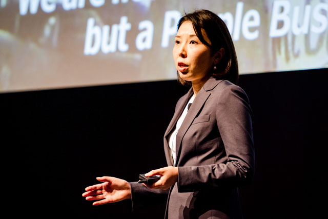 講演をする日本マクドナルド株式会社 長敦子氏の写真