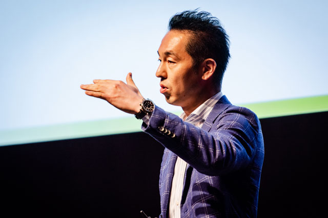 講演をする株式会社サイバーエージェント 曽山哲人氏の写真