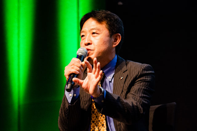 講演をする株式会社オリエンタルランド 山田恭嗣氏の写真