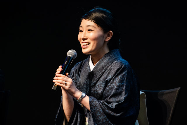 講演をする株式会社陣屋 宮崎知子氏の写真