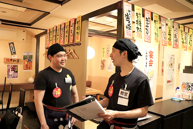 教官の平野さんから仕事を教わる今村さん