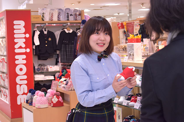 お客様に丁寧に接客する留学生スタッフの石（せき）さん
