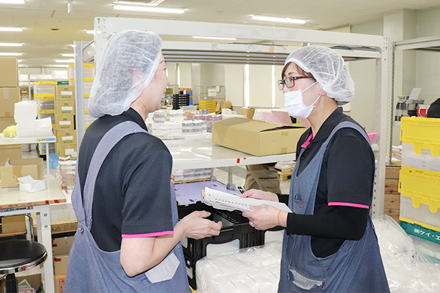 スタッフ間でコミュニケーションをする森純子さん