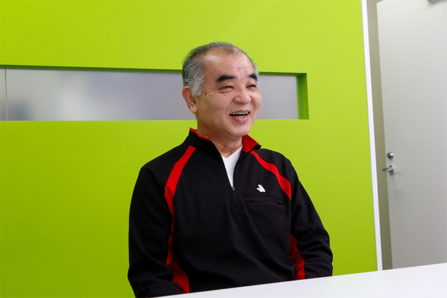 インタビューに応じる山本さん