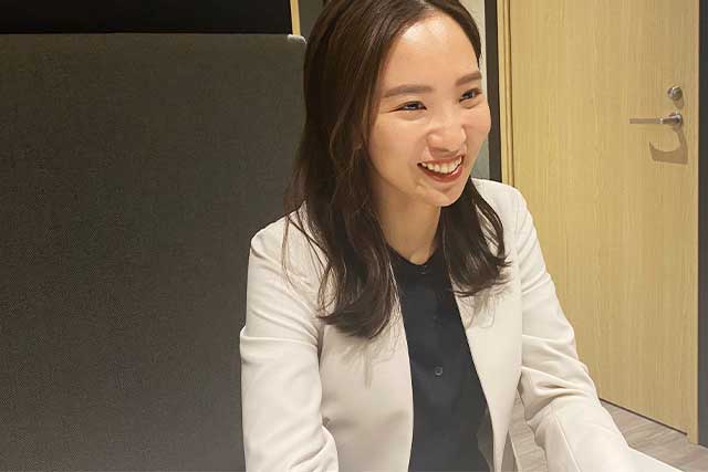 人事制度について語る総務人事部の平山千紗さん