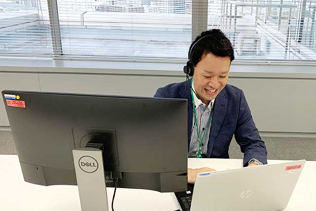 遠隔でチームメンバーの様子を見守り、指示を出す茅野さんの様子