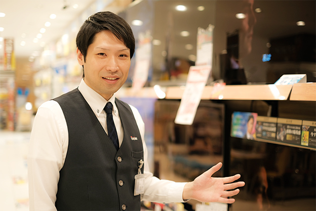 インタビューに応える、センター北店の店長　佐伯遼平さん