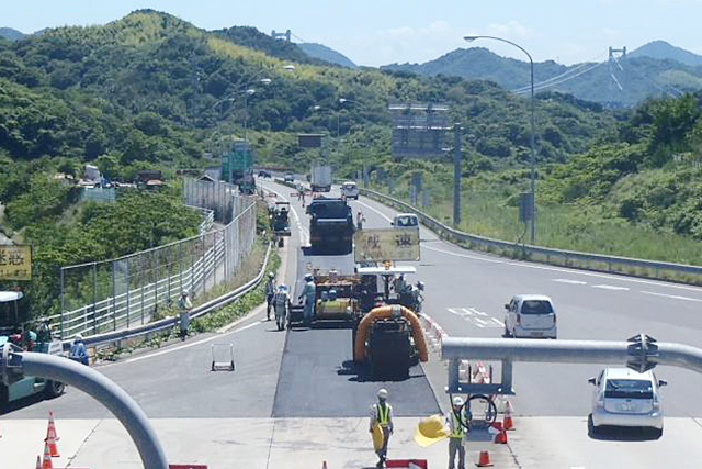高速道路工事の交通誘導の様子