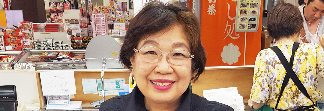 笑顔で接する「珍海堂」の水谷社長