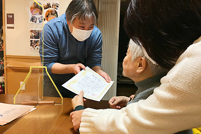 勤続10年の表彰を入所者の方にもご報告