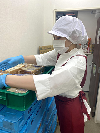 今回の取り組みで採用された高橋さん。配膳の準備をおこなう様子
