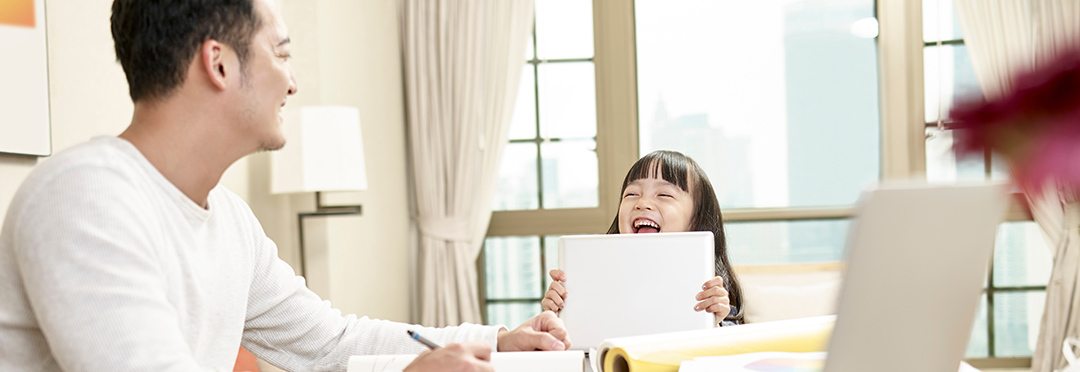 在宅勤務により家族や子どもとのコミュニケーションの時間を持ちながら、自分にあわせた仕事の仕方ができるようになった父親のイメージ