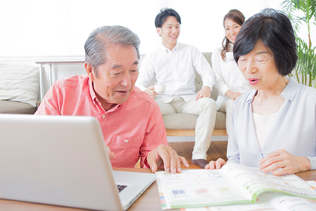 自宅のリラックスした環境のなかでオンライン面接を受けている求職者のイメージ