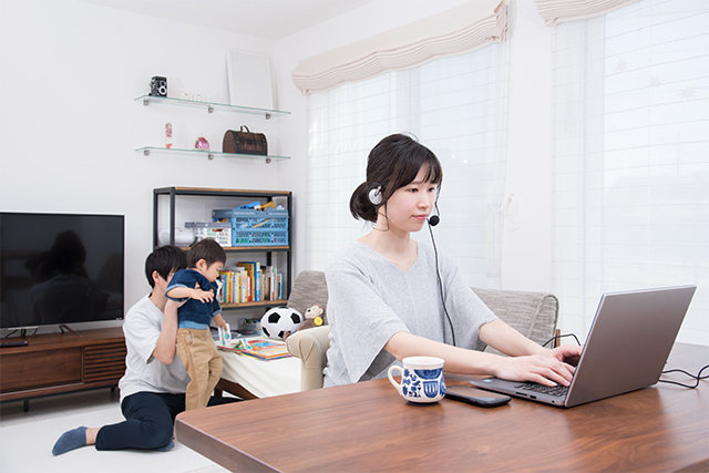 育児をしながらでも時間を有効活用してオンライン面接に望む求職者のイメージ