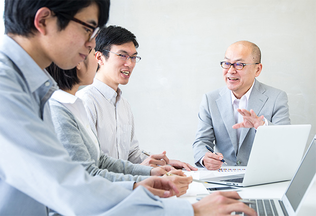 経営者と従業員が意見交換をしているイメージ