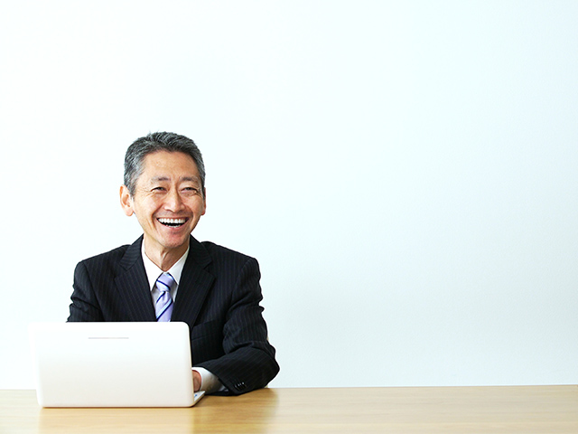 採用環境が変化する中でも、対策をとることで笑顔で業務ができている採用担当者のイメージ写真