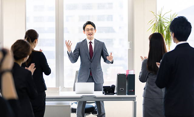 従業員に理解できるようにメッセージを発信できている経営者のイメージ