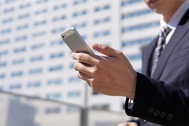 スマートホンで仕事探しをしているイメージ写真