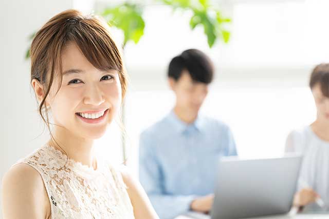 健康維持対応がなされている職場で安心して働く女性のイメージ写真
