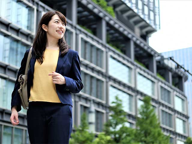 前向きに仕事探しをするイメージ写真