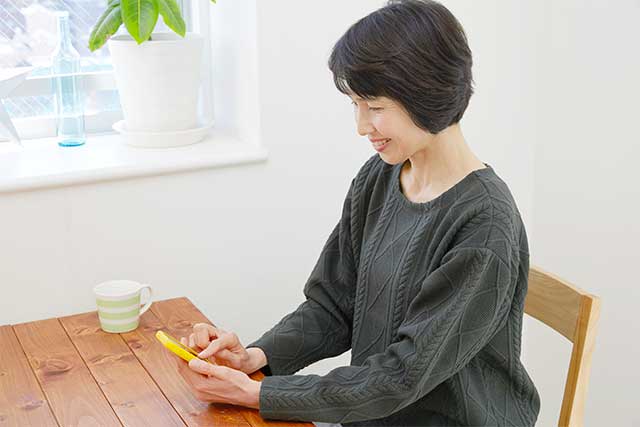 スマートホンで気軽にオンライン面接を実施しているイメージ写真