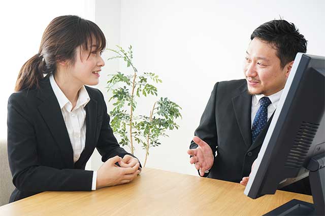 自社の雰囲気や社風などを面接者に伝えているイメージ写真