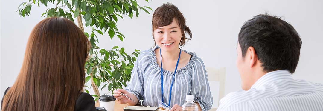 採用担当者がオンライン面接に向けて打ち合わせをしているイメージ写真