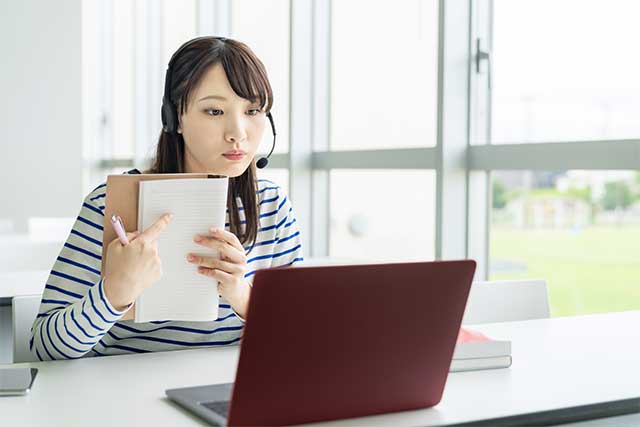 オンラインで学習をする若者のイメージ