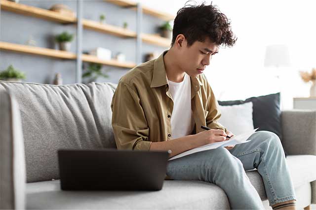 自身の学びを振り返る学生のイメージ