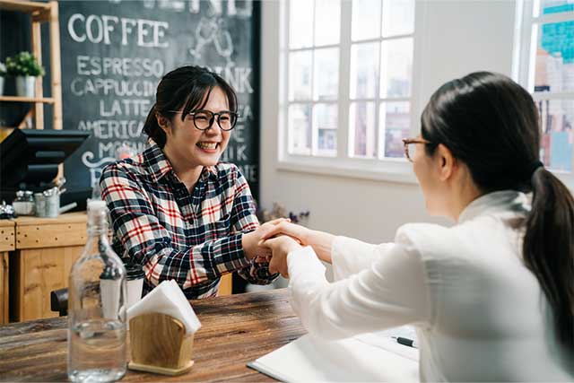アルバイトを通じて成長を実感する若者のイメージ