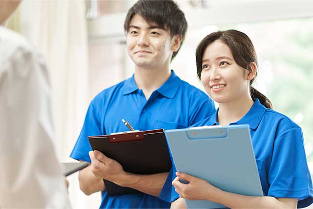 介護業界で働く男女のイメージ