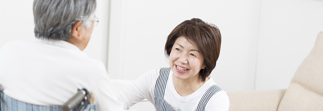 高齢者に寄り添って介護をする介護業界就労者のイメージ